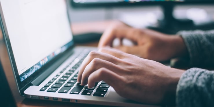 man typing on keyboard e-training and e-learning 