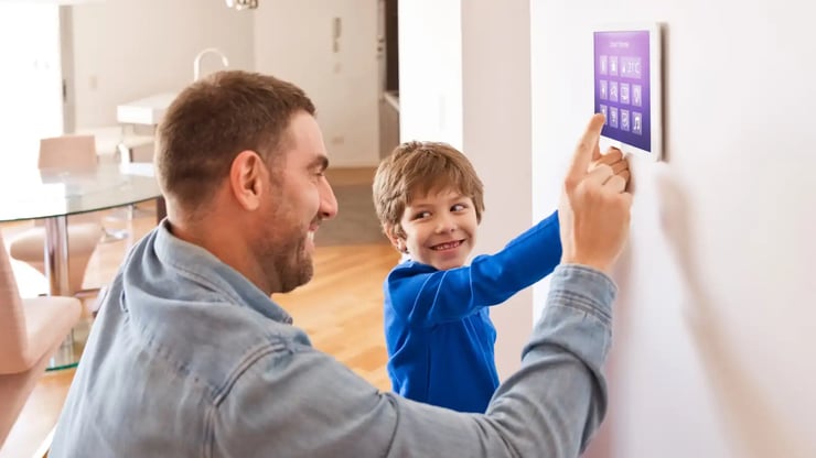 père et fils changeant de thermostat