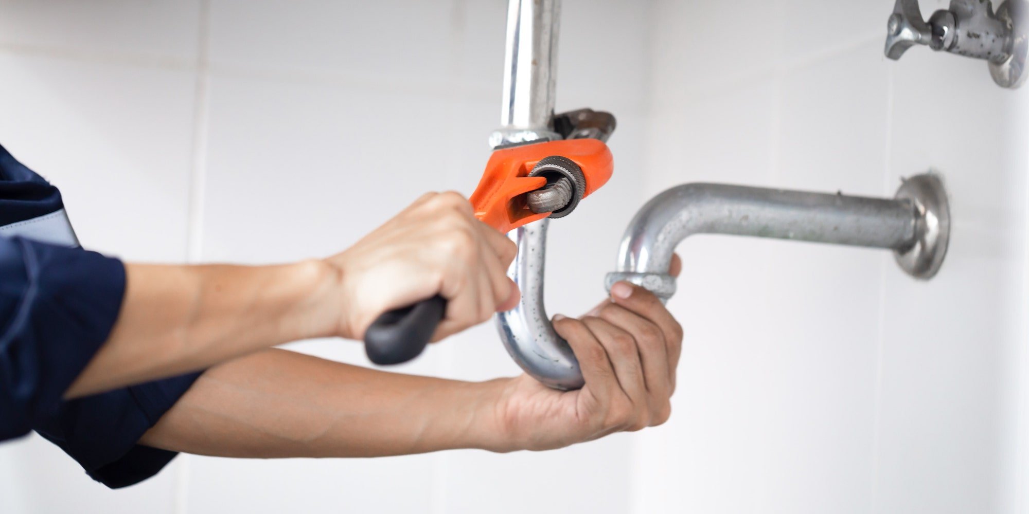 plumber-using-press-tool